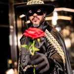 Belo se veste de Zorro em festa temática no cruzeiro: "Lutando por amor" (Foto: Instagram)