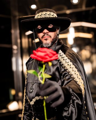 Belo se veste de Zorro em festa temática no cruzeiro: "Lutando por amor" (Foto: Instagram)