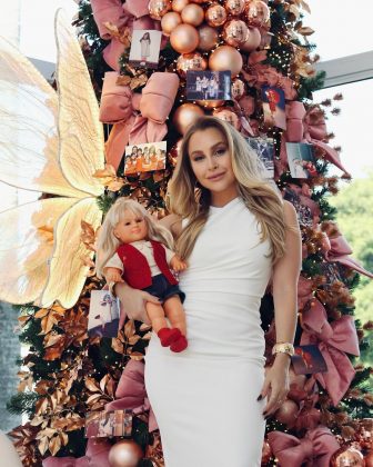 Conectada com o significado das borboletas, que representam a cura para ela, a atriz colocou dois pares de asas gigantes na iluminação de sua árvore de Natal. (Foto Instagram)