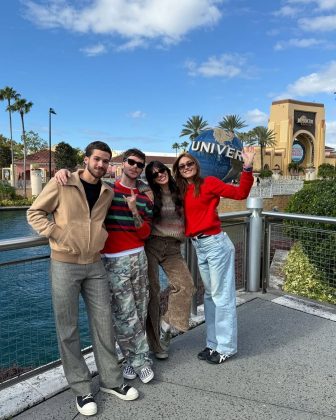 Bruna Marquezine, João Guilherme, Sasha e João Lucas curtem parque da Disney (Foto: Instagram)