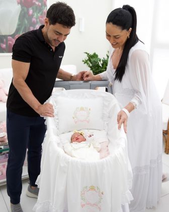 A influenciadora Graciele Lacerda e o cantor Zezé Di Camargo celebraram o nascimento de Clara, sua filha, na madrugada de 25 de dezembro. (Foto Instagram)