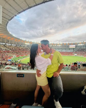 No último sábado (28), aconteceu o tradicional Jogo das Estrelas, organizada por Zico e reuniu diversos famosos no Maracanã, e André Luiz Frambach e declarou seu amor para Larissa Manoela. (Foto: Instagram)