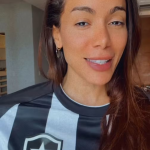 Anitta surge com camisa do Botafogo: "Cumprido o desejo do pai" (Foto: Instagram)