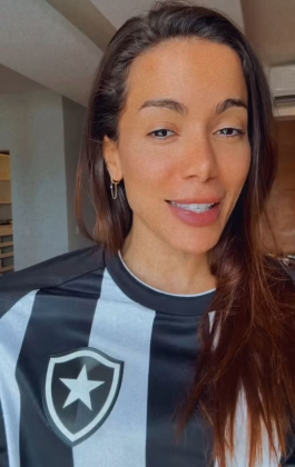 Anitta surge com camisa do Botafogo: "Cumprido o desejo do pai" (Foto: Instagram)