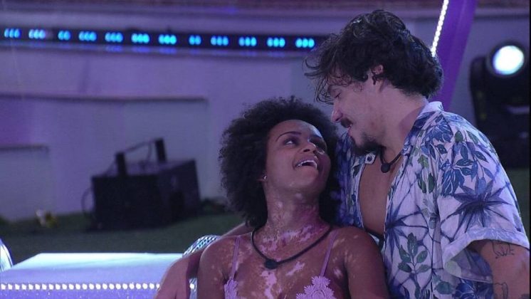 Embora não tenha ocorrido um romance triplo, os três protagonizaram um beijo triplo que gerou bastante repercussão. (Foto Instagram)