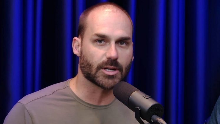 Eduardo Bolsonaro teme pela morte do pai em live: "Imagina se morre amanhã?". (Foto: YouTube)