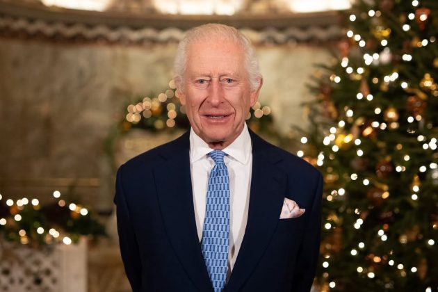 Com câncer, Rei Charles III impressiona após quebra de protocolo para o Natal. (Foto: Instagram)