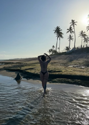 A publicação destacou a conexão da artista com o ambiente praiano. (Foto: Instagram)