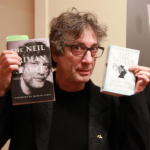 A série adapta a obra de Neil Gaiman. (Foto: Instagram)