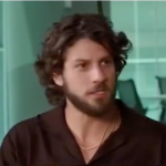 Chay Suede fala sobre improvisos com Adriana Esteves. (Foto: Reprodução)