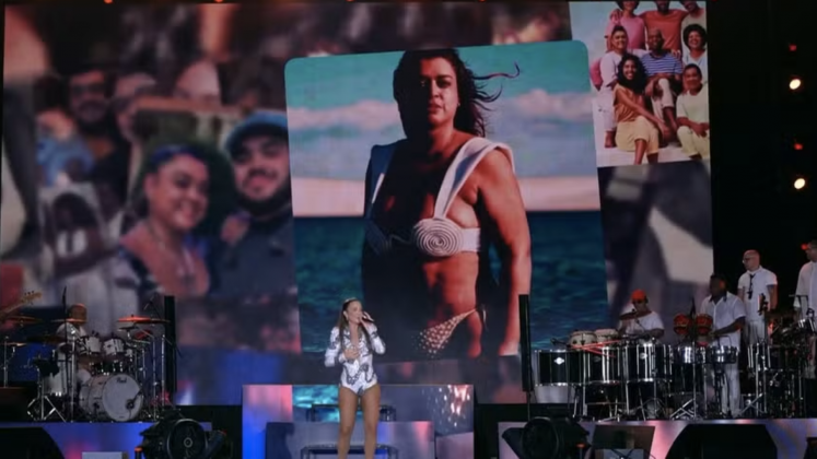 Ivete homenageia Preta Gil em show da Virada em Copacabana: "Mandando a energia da cura" (Foto: Multishow)