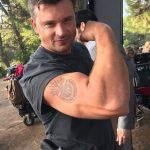 O ator Tom Welling, conhecido por interpretar Clark Kent na série Smallville, foi preso recentemente após ser flagrado dirigindo embriagado. (Foto Instagram)