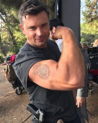 O ator Tom Welling, conhecido por interpretar Clark Kent na série Smallville, foi preso recentemente após ser flagrado dirigindo embriagado. (Foto Instagram)