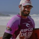 Lucas Chumbo, participante do grupo camarote do BBB 20, foi eliminado na primeira semana, mas após o programa voltou à sua carreira de surfista. (Foto Instagram)