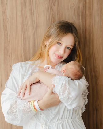 "Aurora é aquele tipo de bebê que está mamando e, do nada, sem explicação, ela morde o bico do meu peito. Nas primeiras semanas, meu peito sangrava". (Foto Instagram)