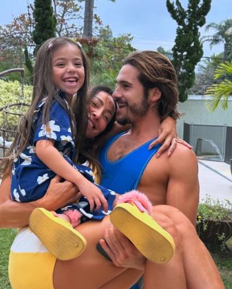 Sabrina Sato compartilha momento divertido entre Nicolas Prattes e Zoe na lua de mel (Foto: Instagram)