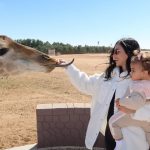 A influenciadora, Bruna Biancardi, abriu o álbum de fotos de um passeio ao lado da filha Mavie, de 1 ano, na Arábia Saudita, ela levou a pequena para visita um Safári. (Foto: Instagram)