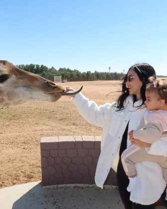 A influenciadora, Bruna Biancardi, abriu o álbum de fotos de um passeio ao lado da filha Mavie, de 1 ano, na Arábia Saudita, ela levou a pequena para visita um Safári. (Foto: Instagram)