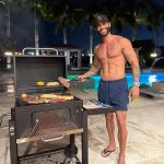 Gusttavo Lima mostra seu lado churrasqueiro e relembra sucessos (Foto: Instagram)