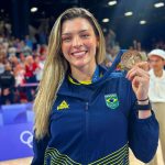 Musa da Seleção Brasileira de Vôlei, Rosamaria compartilhou pela primeira vez publicamente seu relacionamento com a advogada Cristal Mastrangelo durante o programa Conversa com Bial. (Foto Instagram)