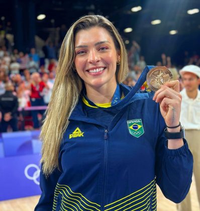 Musa da Seleção Brasileira de Vôlei, Rosamaria compartilhou pela primeira vez publicamente seu relacionamento com a advogada Cristal Mastrangelo durante o programa Conversa com Bial. (Foto Instagram)