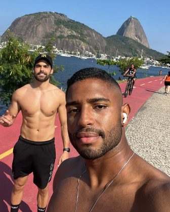 O pernambucano compartilhou uma foto ao lado de seu namorado com a mensagem: "Feliz aniversário, feliz vida, te amo". (Foto Instagram)