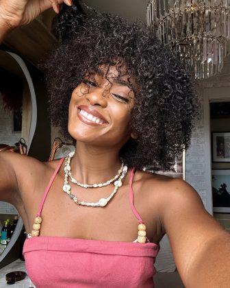 Erika Januza: “Desejo muita paz, sororidade e humanidade. As pessoas estão cada vez mais mergulhadas nas redes sociais e esquecendo o mundo real". (Foto Instagram)