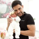 Zezé Di Camargo fala sobre o nascimento antecipado da filha Clara (Foto: Instagram)