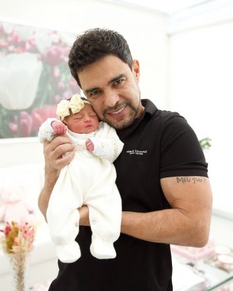 Zezé Di Camargo fala sobre o nascimento antecipado da filha Clara (Foto: Instagram)