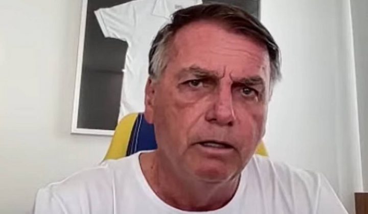 Inelegível, Jair Bolsonaro se irrita com pressão para 2026: "Não será democrático sem mim". (Foto: YouTube)