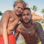 A notícia da paternidade chegou alguns meses antes, em maio, através de um anúncio feito por Paulo Henrique Ganso, ex-companheiro de Neymar no time. (Foto Instagram)