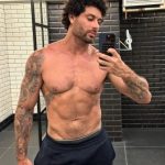 O modelo Jesus Luz também optou pela anestesia geral para tatuar o corpo. (Foto Instagram)