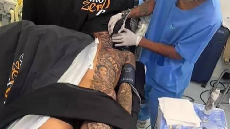 O funkeiro Oruam também utilizou anestesia geral, escolhendo tatuar metade de seu corpo com diversas artes. (Foto Instagram)