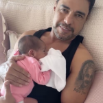 Graciele Lacerda mostra Zezé Di Camargo cuidando da filha: "Ele consegue acalmar ela" (Foto: Instagram)