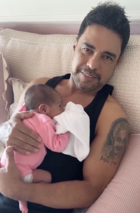 Graciele Lacerda mostra Zezé Di Camargo cuidando da filha: "Ele consegue acalmar ela" (Foto: Instagram)