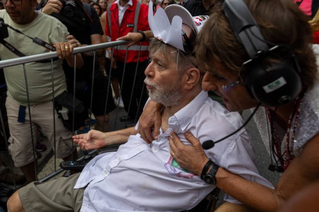 Desfile seguiu com música "É Preciso Dar um Jeito, Meu Amigo". (Foto: Instagram)