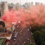 Escritor é alvo de agressões físicas e verbais durante desfile do Acadêmicos do Baixo Augusta. (Foto: Instagram)