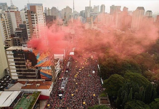 Escritor é alvo de agressões físicas e verbais durante desfile do Acadêmicos do Baixo Augusta. (Foto: Instagram)