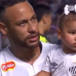 Mavie entra em campo junto com Neymar e posa para foto oficial. (Foto: Reprodução)