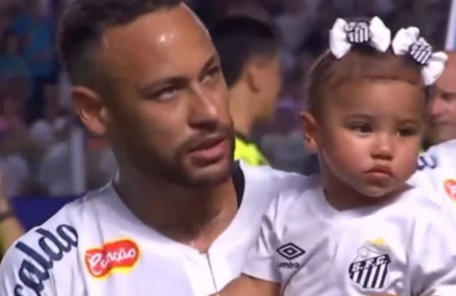 Mavie entra em campo junto com Neymar e posa para foto oficial. (Foto: Reprodução)