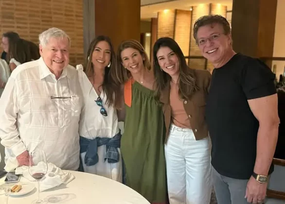 Boninho posta foto de jantar com presidente da SBT e filhas de Silvio Santos. (Foto: Instagram)