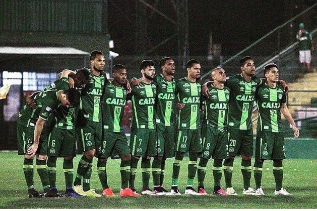 Em 28 de novembro de 2016, o avião que transportava os jogadores da Chapecoense, integrantes da comissão técnica e jornalistas, caiu enquanto se dirigia à Colômbia para a final da Copa Sul-Americana contra o Atlético Nacional. (Foto Instagram)