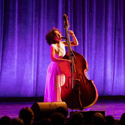 Esperanza Spalding levou uma placa para o Grammy com a foto de Milton Nascimento e a frase "Essa lenda viva deveria estar sentada aqui", além de comentar sobre a ausência do artista nas redes sociais. (Foto Instagram)