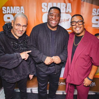 Netinho no comando! O ícone do pagode, que marcou época com o Negritude Júnior, agora divide o palco com seus herdeiros, mostrando que o talento é de família. (Foto: Instagram)