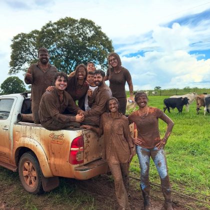 Nesta quarta-feira (05), Ana Castela estava causando na fazenda da família, no interior do Mato Grosso do Sul, a cantora se divertiu com os amigos em uma brincadeira de pura adrenalina que os deixaram cobertos de lama (Foto: Instagram)