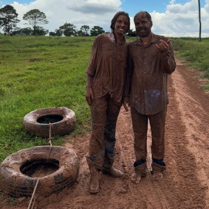 Em brincadeira na fazenda, Ana Castela e amigos ficam cobertos de lama (Foto: Instagram)