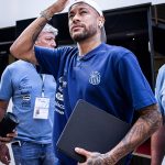 Tentaram tirar o craque do sério? Uma tática para desestabilizar o jogador? A torcida do Corinthians não poupou esforços. (Foto: Raul Baretta/Santos)