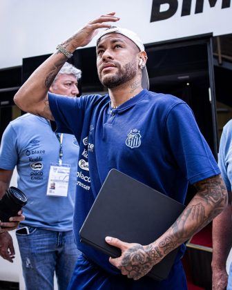 Tentaram tirar o craque do sério? Uma tática para desestabilizar o jogador? A torcida do Corinthians não poupou esforços. (Foto: Raul Baretta/Santos)