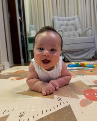 Nesta terça-feira  (11), Ravi, o filho caçula de Viih Tube e Eliezer celebrou três meses de vida. A influenciadora postou uma foto comemorando a vida, depois de uma internação (Foto: Instagram)