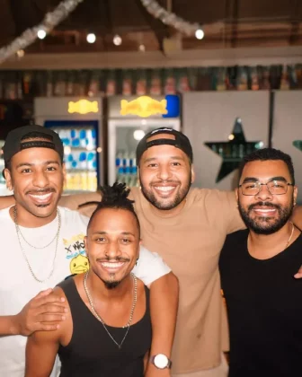 Uma celebração em família! ‍‍‍ Netinho celebra 30 anos de carreira ao lado dos filhos, mostrando o legado musical e a nova geração do samba. (Foto: Instagram)